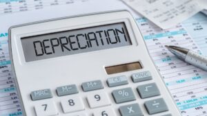 Calculadora muestra 'DEPRECIATION' con documentos financieros