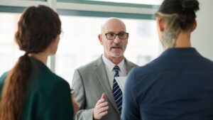 Empresario discutiendo con colegas en oficina