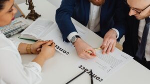 Profesionistas firmando un contrato importante
