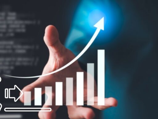 Mano con gráfica ascendente y flecha de crecimiento