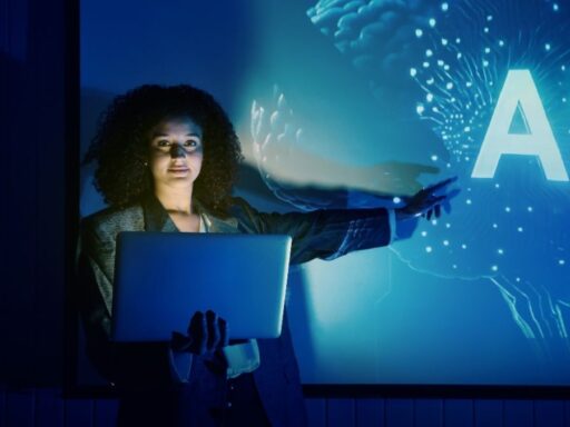 Mujer con laptop presentando inteligencia artificial