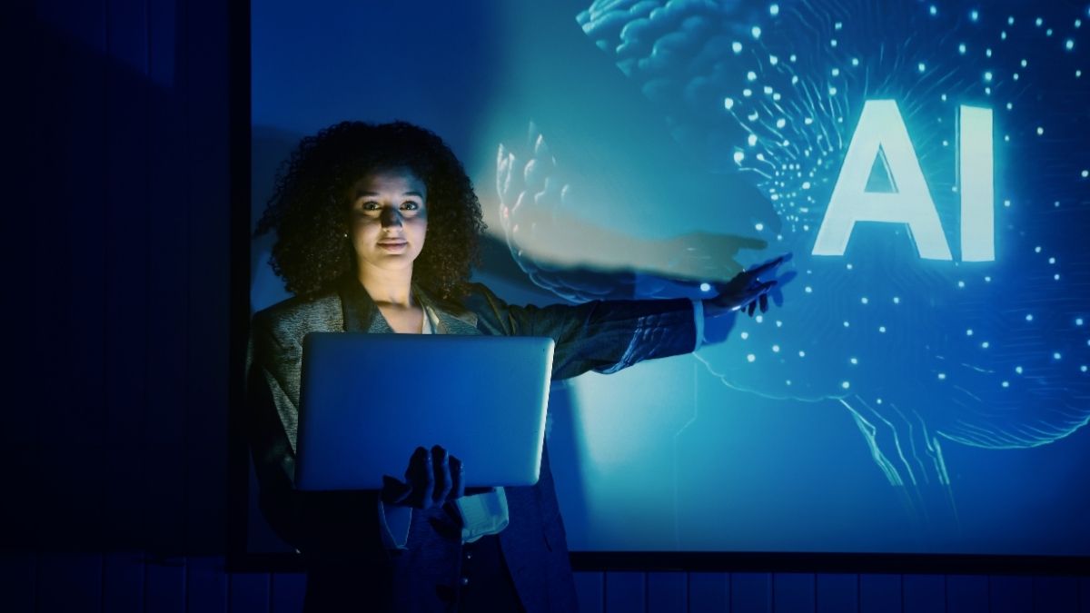 Mujer con laptop presentando inteligencia artificial