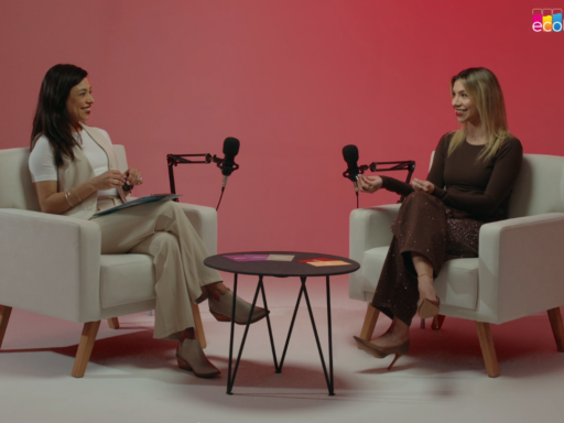 Dos mujeres grabando podcast en estudio rosa