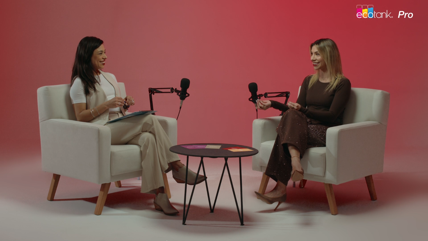 Dos mujeres grabando podcast en estudio rosa
