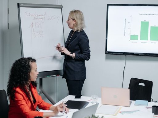 Mujer presenta gráfica durante reunión de estrategia empresarial